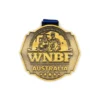 客製化健美賽事仿古金獎牌 WNBF Australia 款，3D 浮雕男女健美選手圖樣，藍色織帶