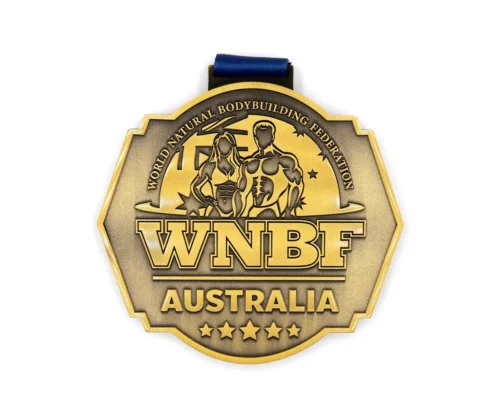 客製化健美賽事仿古金獎牌 WNBF Australia 款，3D 浮雕男女健美選手圖樣，藍色織帶