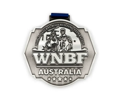 客製化健美賽事仿古銀獎牌 WNBF Australia 亞軍款，同模具金銀名次組，3D 浮雕健美選手圖樣，藍色織帶