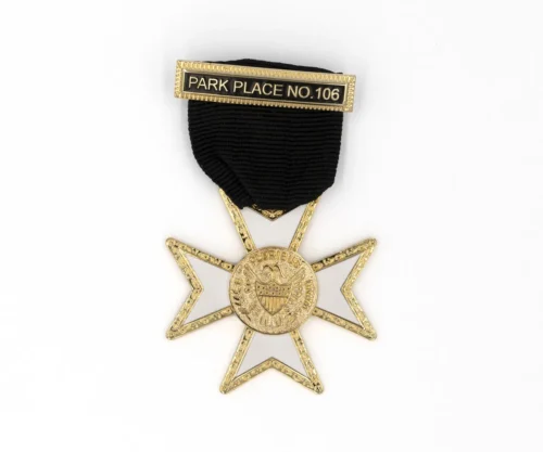 客製化馬爾他十字勳章 Park Place No.106 款，白色琺瑯四臂、金色花邊、鷹徽圓章、黑色織帶別針