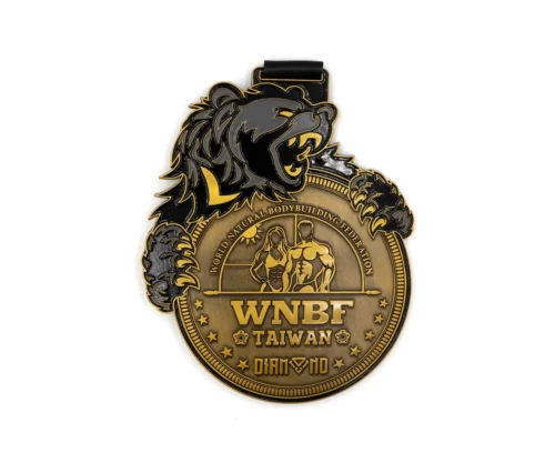 客製化造型獎牌 WNBF Taiwan 黑熊 Diamond 款，異形輪廓仿古金搭配黑灰烤漆